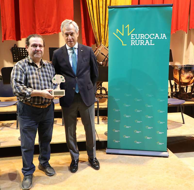Durante su visita a las instalaciones, el presidente de la Fundacin Eurocaja Rural, Javier Lpez Martn, quiso trasladar personalmente su apoyo a los responsables de la Banda Primitiva. EPDA