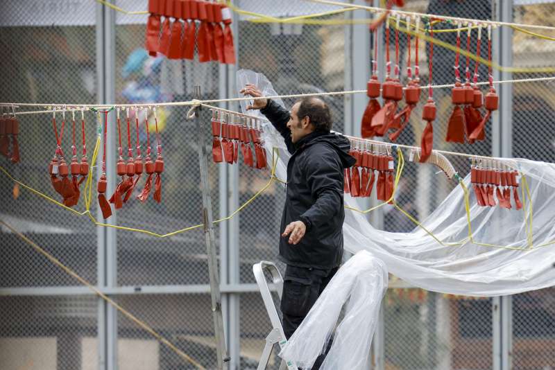 Imagen de archivo de un pirot�cnico usando unos pl�sticos que proteg�an de la lluvia el material explosivo de una masclet� en la plaza del Ayuntamiento de Valencia. EFEAna Escobar
