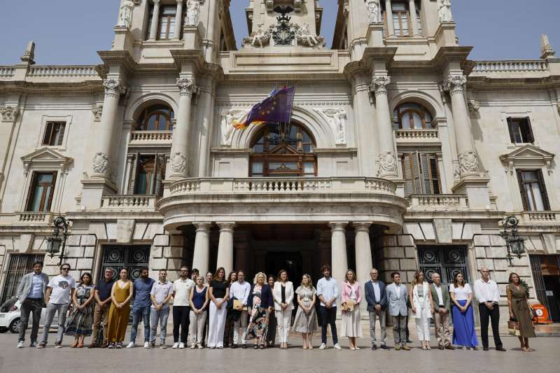 La alcaldesa de Valencia, Maria Jos Catal (c) y su gobierno municipal, durante la concentracin en repulsa por el crimen machista cometido en Antella (Valencia) en julio de 2023.EFE Biel AlioArchivo