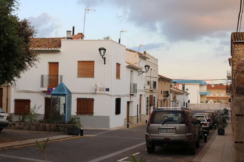 Una calle de Alfara de la Baronia.  Foto: Borja Pedrs