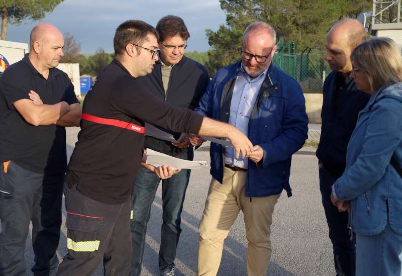 Avelino Mascarell, presidente del Consorcio Provincial de Bomberos, en su visita a la urbanizacin Cumbres de Valencia.  EPDA