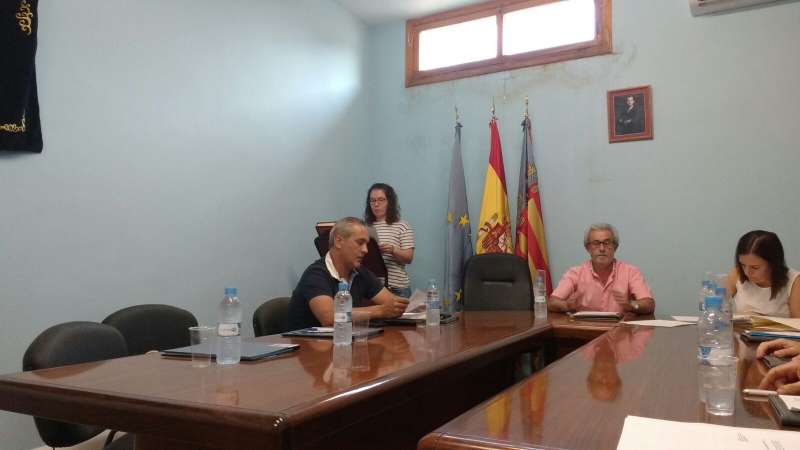 Elena Maravilla en el momento de su toma de posesión del acta de concejala en el Ayuntamiento de Alfara de la Baronia. EPDA