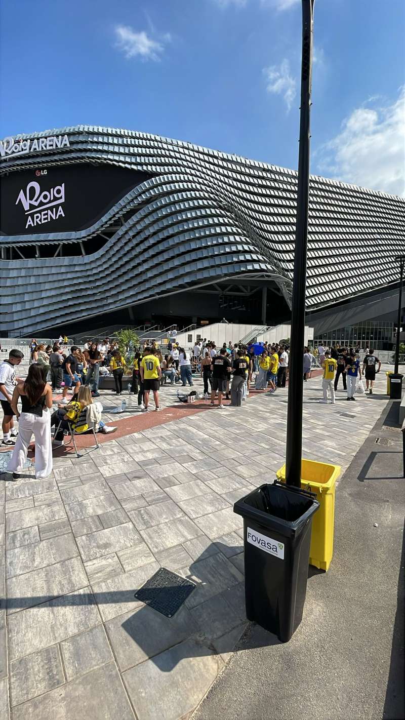 Jvenes en la cola para el acceso al concierto de Quevedo, finalmente cancelado | EPDA