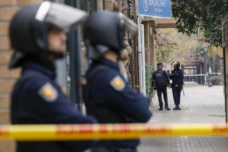 Imagen de archivo de agentes de la Polica Nacional tras un suceso en Valencia. EFE Kai Frsterling
