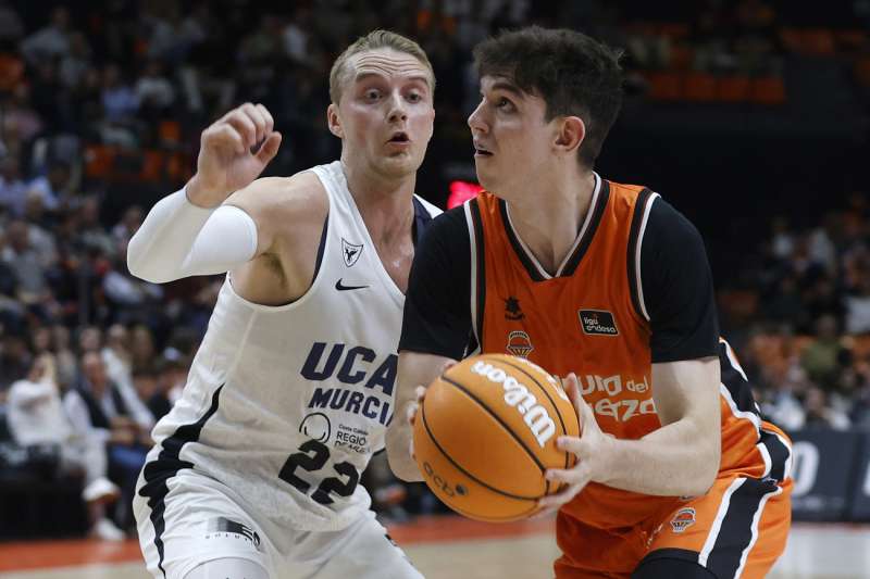 El jugador del Valencia Basket Sergio de Larrea (dcha) intenta lanzar a canasta ante el jugador de UCAM Murcia Ludde Hakanson, durante un partido de la pasada Liga Endesa. EFEMiguel ngel PoloArchivo