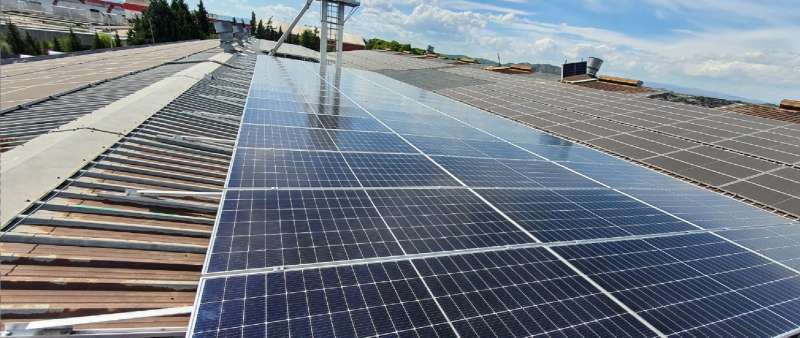 Placas solares en el techo de un edificio en una imagen de recurso. / EPDA
