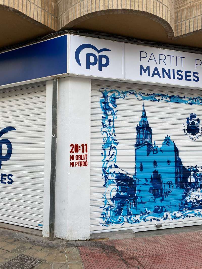 La fachada de la sede del PP con la pintada. EPDA