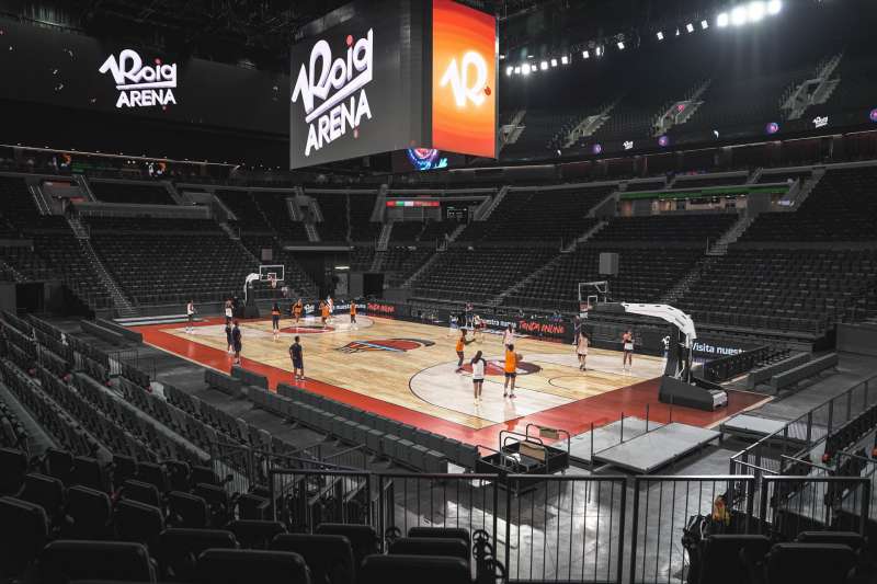 El equipo femenino completa el primer entrenamiento del Valencia Basket en el Roig Arena. EFERoig Arena
