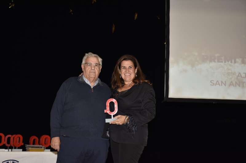 Eva Mara Tejedor, alcaldesa de San Antonio de Benagber, recibe el Premio EPDA de Transparencia en la IX edicin de los Premios Camp de Tria.  EPDA