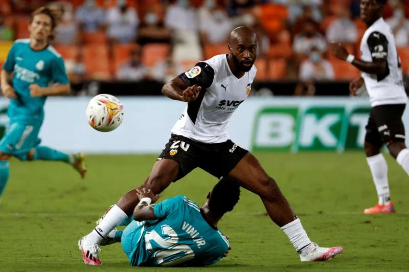 Imagen de archivo del francs Dimitri Foulquier, del Valencia CF, y el delantero brasileo del Real Madrid Vinicius Jr. durante el encuentro. EFEKai ForsterlingArchivo

