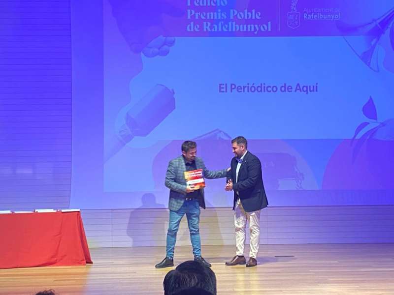 El presidente del grupo El Periódico de Aquí recoge el premio de manos del alcalde Fran López 