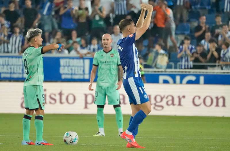 El delantero del Deportivo Alavs Toni Martnez celebra su gol en el partido de la primera jornada de LaLiga de ftbol que Deportivo Alavs y Levante UD disputan en Mendizorroza. EFE L. Rico
