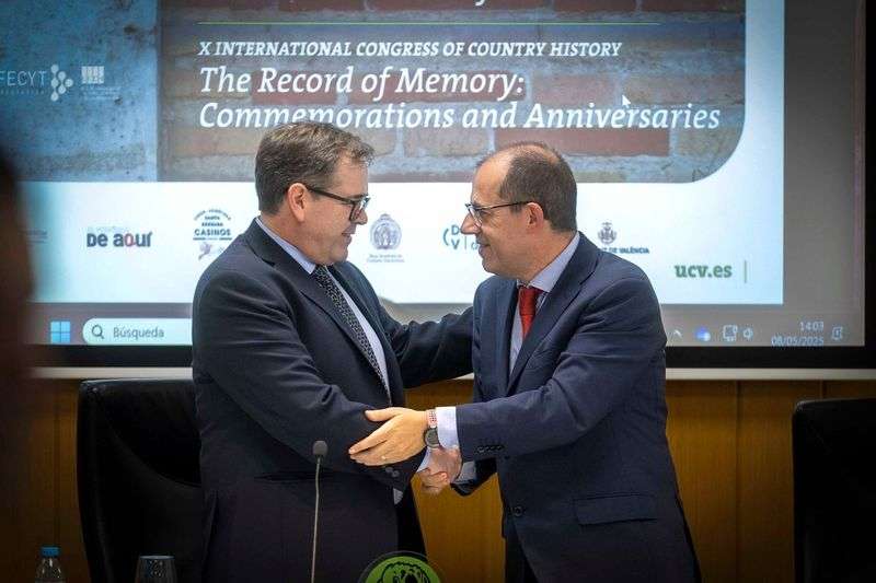  El Dr. Jos� M� Tormos, Vicerrector Investigaci�n UCV  con Francisco Cardells, Director del Congreso.