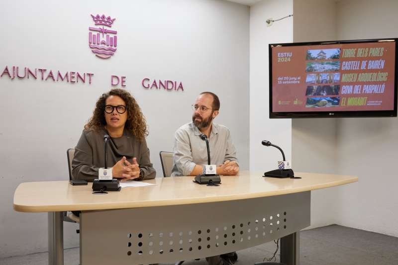 La primera Tinenta dAlcaldia, Alcia Izquierdo i el director del Museu Arqueolgic de Gandia (MAGa), Joan Negre EPDA