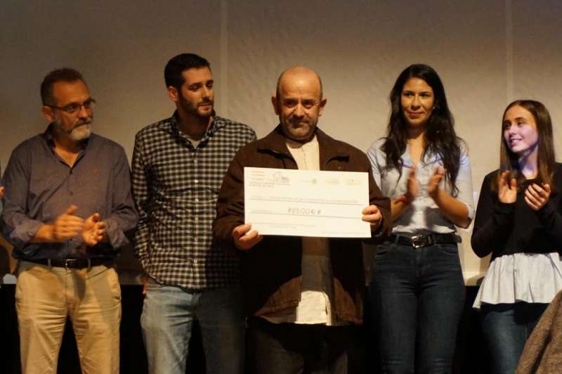 Bonifacio Sánchez con el cheque del donativo. EPDA