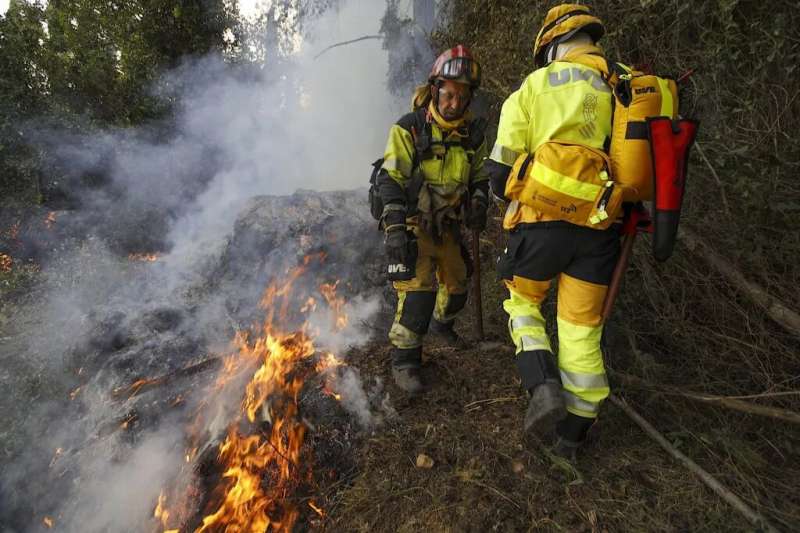 Tercera jornada del incendio forestal de Montitxelvo (Valencia). EFE/ Natxo Francés

