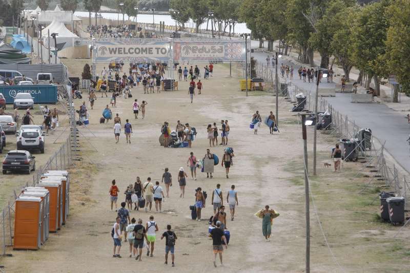 Numerosos jóvenes abandonan el recinto del Festival Medusa de Cullera (Valencia)./EFE