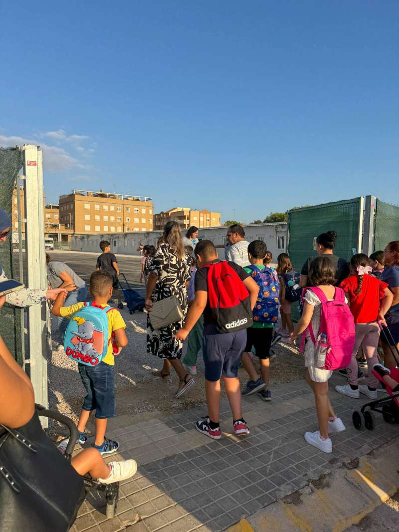 Nios y nias entrando al CEIP Orba de Alfafar en su vuelta al cole.EPDA