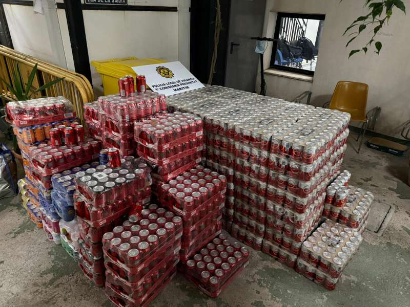 Varias de las latas de bebidas decomisadas por la Polica Local de Valncia, que estaban almacenadas en una vivienda en condiciones de insalubridad extrema. EFEAyuntamiento