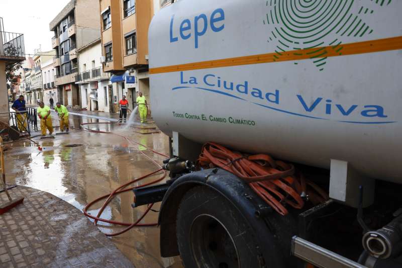 Un camin trabaja en las labores de limpieza de las calles llenas de barro de la zona cero de la dana. EFEChema Moya
