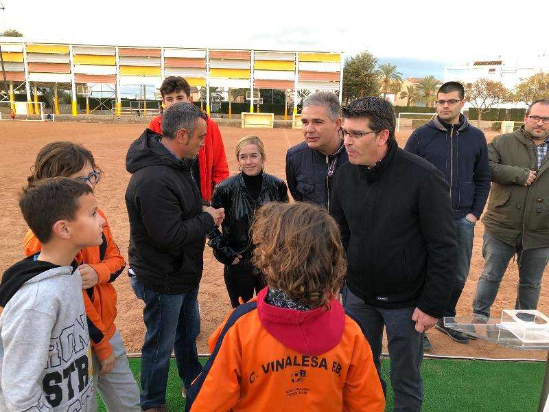 Rodríguez conversa con los niños en Vinalesa. EPDA