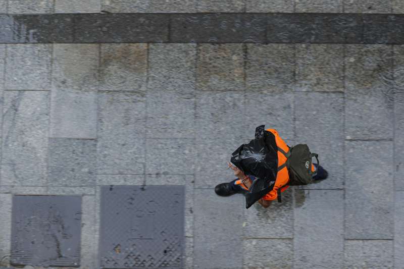 Una persona camina bajo la lluvia en una calle de Valencia en una imagen de archivo. EFEManuel Bruque Archivo
