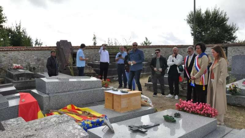 Acto de exhumacin de los restos de Ballester y Molins en el cementerio de Villiers-Adam hace unos das.Levante UD