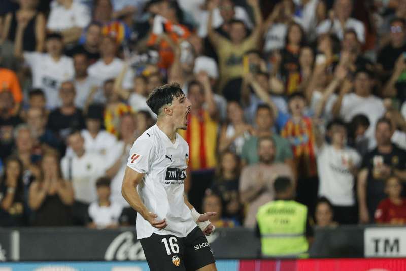 El delantero del Valencia Diego Lpez celebra su gol durante el partido de la primera jornada de LaLiga entre Valencia CF y Real Sociedad,  en Mestalla. EFE Archivo