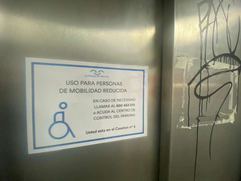 Las personas con movilidad reducida se marchan sin poder usar los ascensores. /EPDA