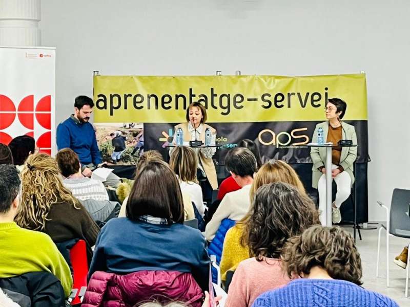 La concejala de Educación y Juventud, Consue Campos, abre la VII Trobada de experiencias de Aprendizaje-Servicio Aps para actuar contra la intolerancia