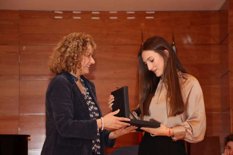 La Fallera Mayor de Torrent, María Peris recibe las peinetas de manos de la alcaldesa, Amparo Folgado. EPDA