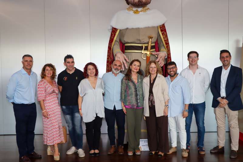 La alcaldesa y la concejala con los cargos. EPDA