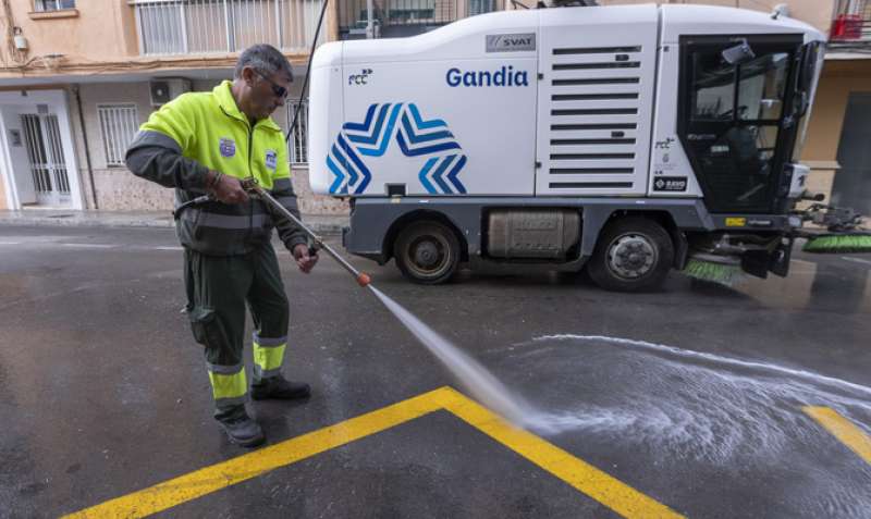 Un operario en Gandia.  Foto: Aj. Gandia