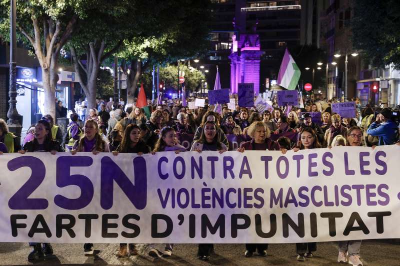 Un motivo de la manifestacin celebrada este lunes en Valencia con motivo del 25N, Da Internacional de la Eliminacin de la Violencia contra la Mujer. EFE Manuel Bruque
