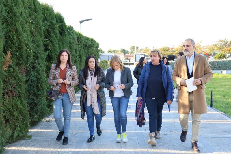 Las alcaldesas con la delegada del Gobierno, Pilar Bernab. EPDA