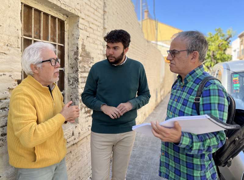 El vicealcalde de Moncada, �lvaro Gonzalvo y el concejal de Urbanismo, Pep Espl�, visitan el inicio de las obras del Plan de Asfaltado 2026 de Moncada.  EPDA