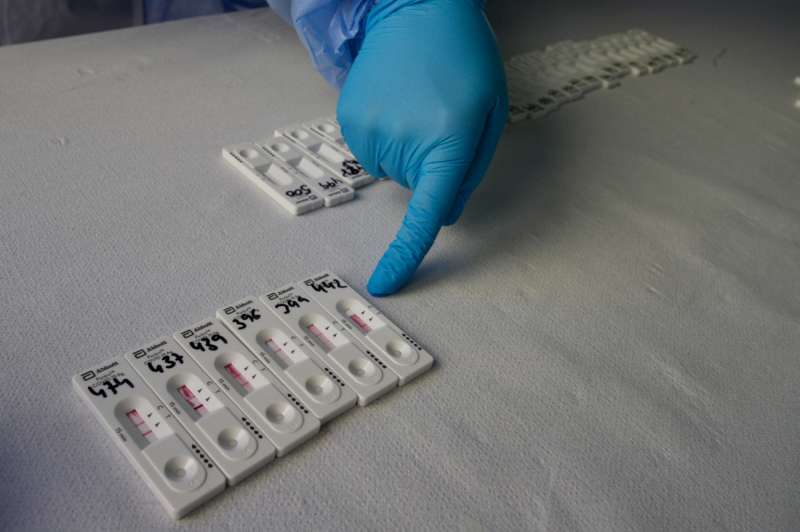 Imagen de archivo de varios test de antÃ­genos en un centro de salud espaÃ±ol. EFE/ Juan Carlos Caval
