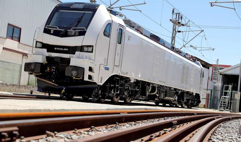 Eurodual, la locomotora europea más potente y versátil de su segmento, diseñada y fabricada íntegramente en València por Stadler. EFE/Manuel Bruque/Archivo