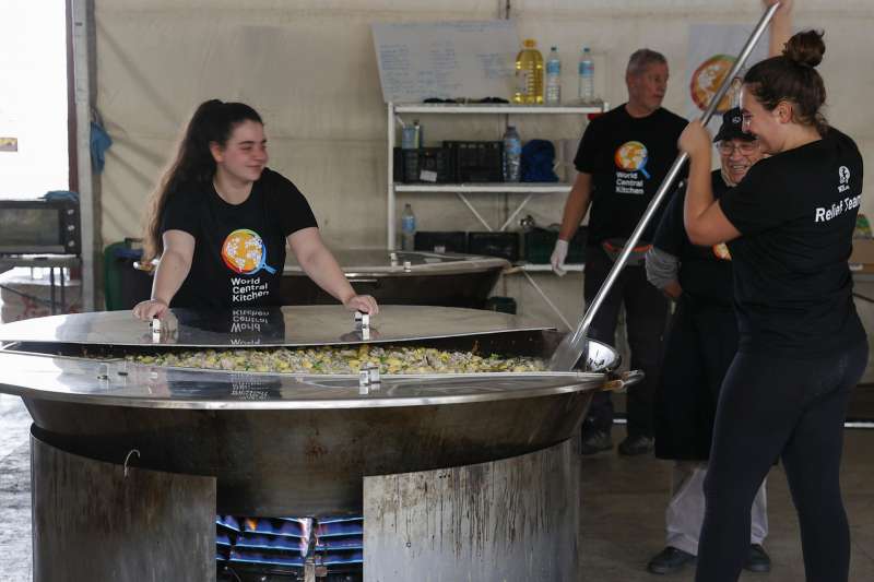 Voluntarios preparan comida en la cocina central de la ONG, World Central Kitchen. EFEManuel Bruque