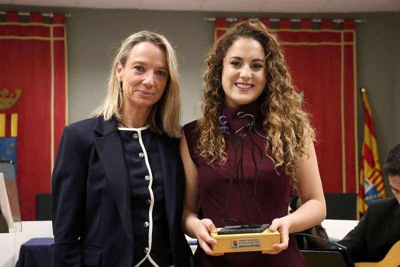 Lalcaldessa, Paz Carceller, amb la cantant d�pera Carmen Bos�.EPDA