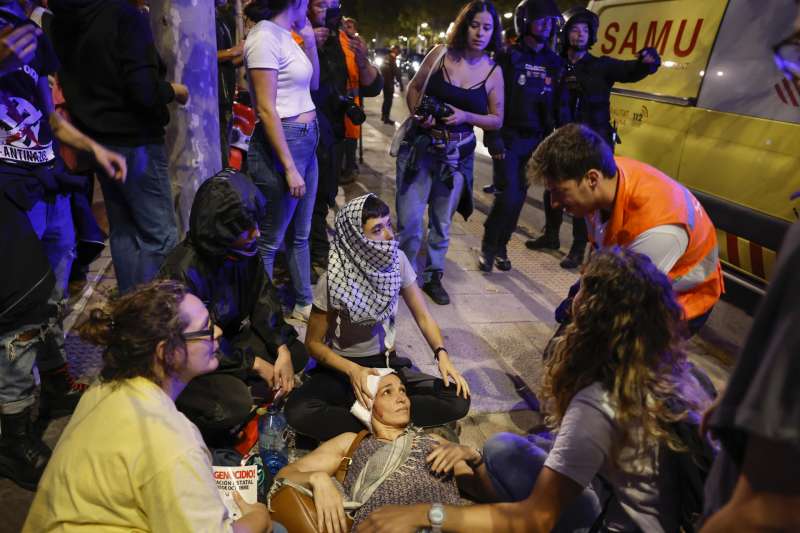 Miembros del SAMU atienden a una herida en una de la manifestaciones celebradas este mircoles en el entorno del Roig Arena. EFEAna Escobar
