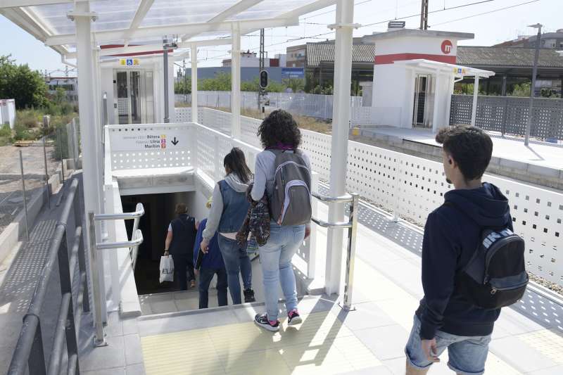 Los usuarios del metro utilizan el paso inferior. EPDA