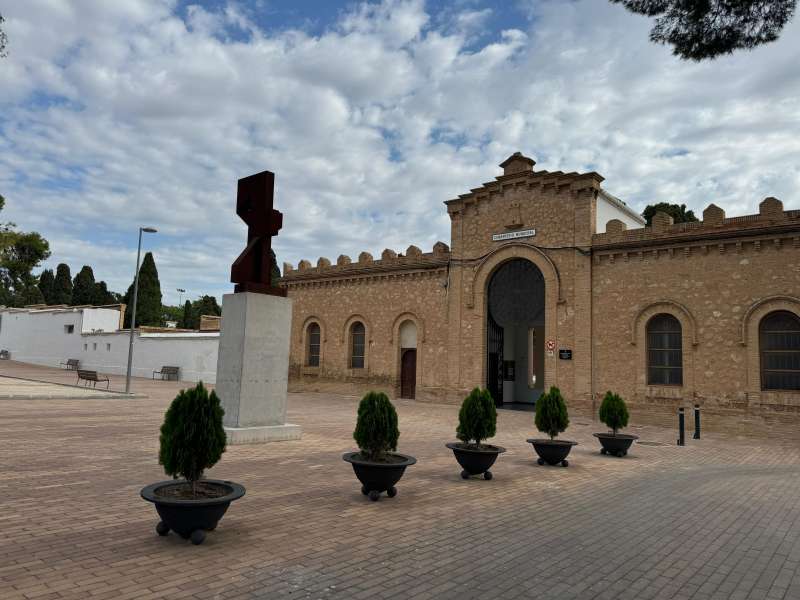 La escultura en honor a la figura de Leoncio Bada, obra del artista paternero Nassio Bayarri, a la entrada del cementerio de Paterna. EPDA