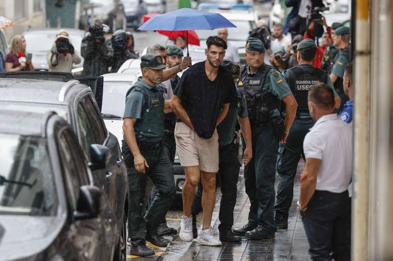 El futbolista Rafa Mir llega escoltado por la Guardia Civil al juzgado nmero 8 de Llria. EFE Kai Frsterling