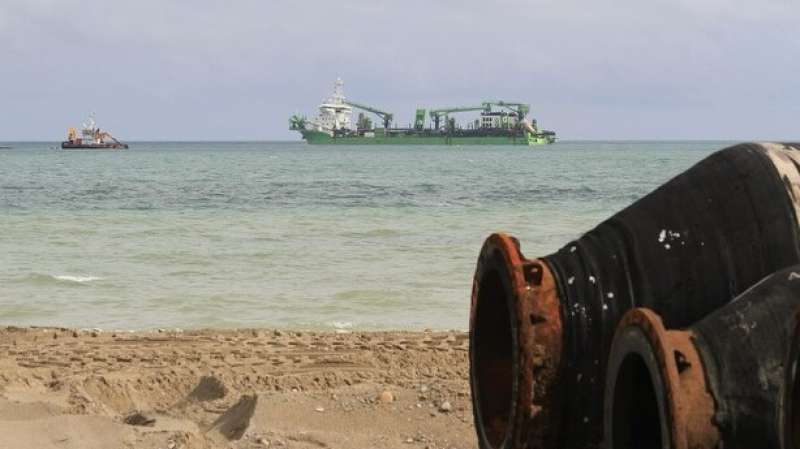 La playa del norte de Corinto, junto al l�mite sur de la Malvarrosa, ya recibe la arena procedente de Cullera para paliar la grave regresi�n que sufre el litoral del Camp de Morvedre.  Foto: Plataforma en defensa de las playas del norte de Sagunt