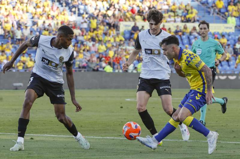 Mosquera (i) en uno de los ltimos partidos de la temporada del Valencia. EFEElvira UrquijoARCHIVO
