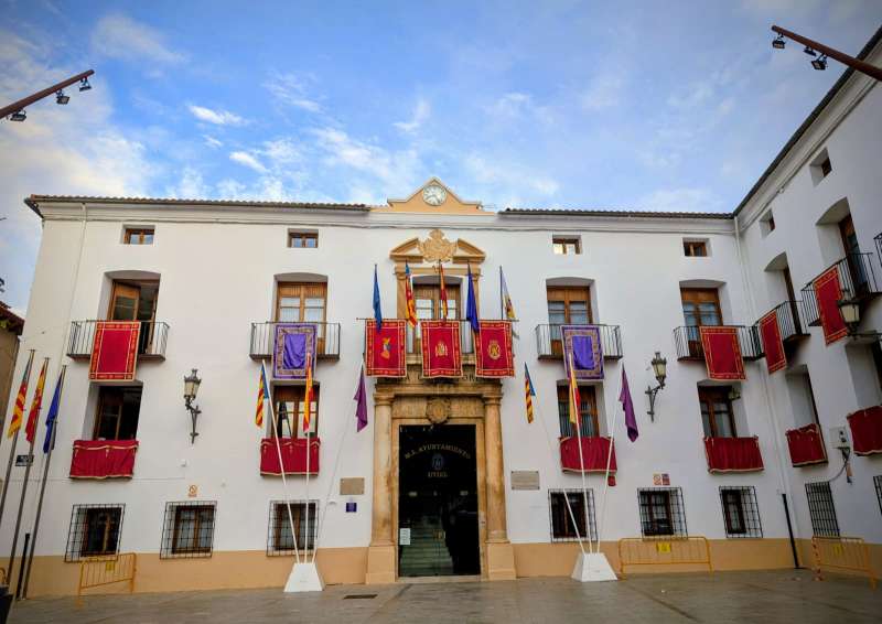 Fachada del ayuntamiento engalanada con motivo de las fiestas. /EPDA Fachada del ayuntamiento engalanada con motivo de las fiestas. /EPDA