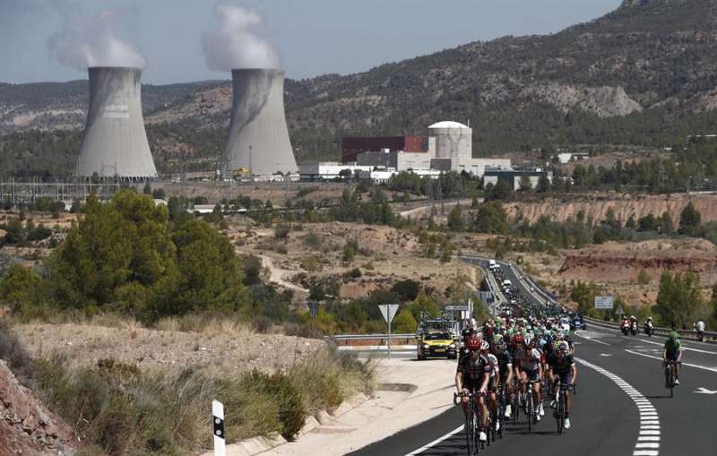 Imagen de archivo de una etapa de la Vuelta Ciclista a EspaÃ±a con la central nuclear de Cofrentes (Valencia) al fondo. EFE/Javier LizÃ³n