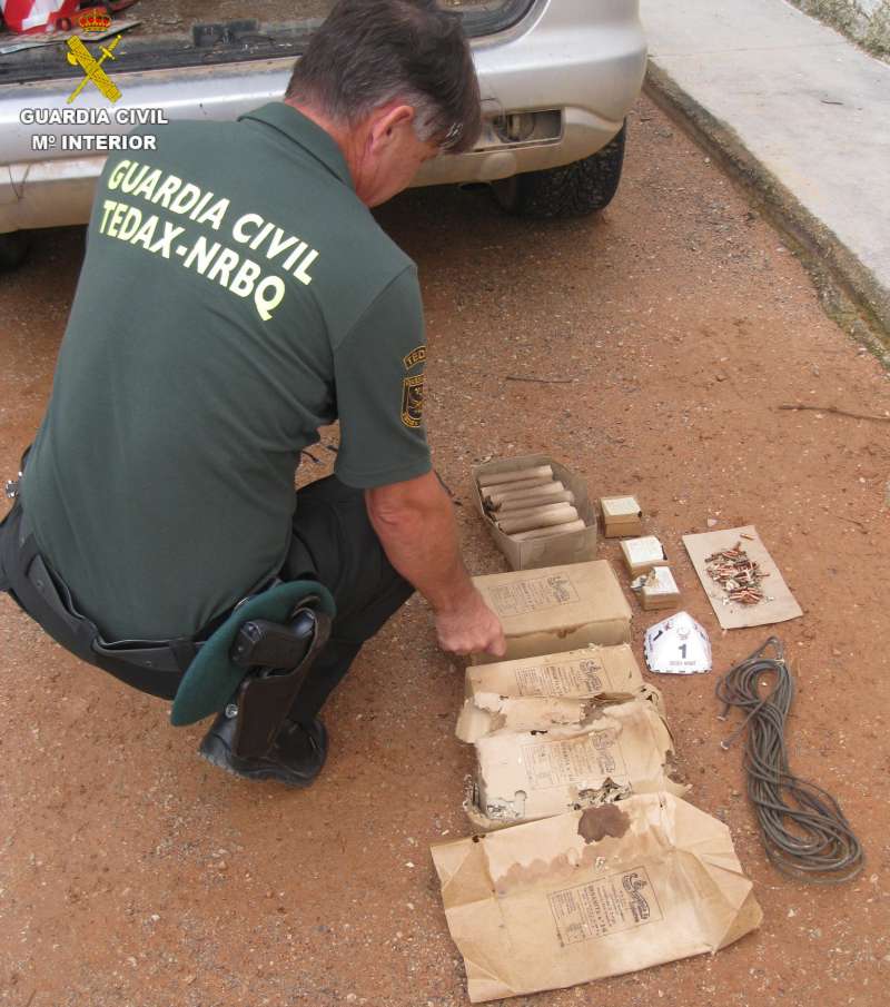 Una imagen de los explosivos facilitada por la Guardia Civil. EFE
