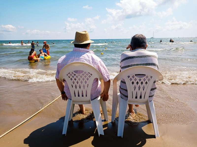 Imagen de archivo de dos ancianos sentados en la playa. /EPDA